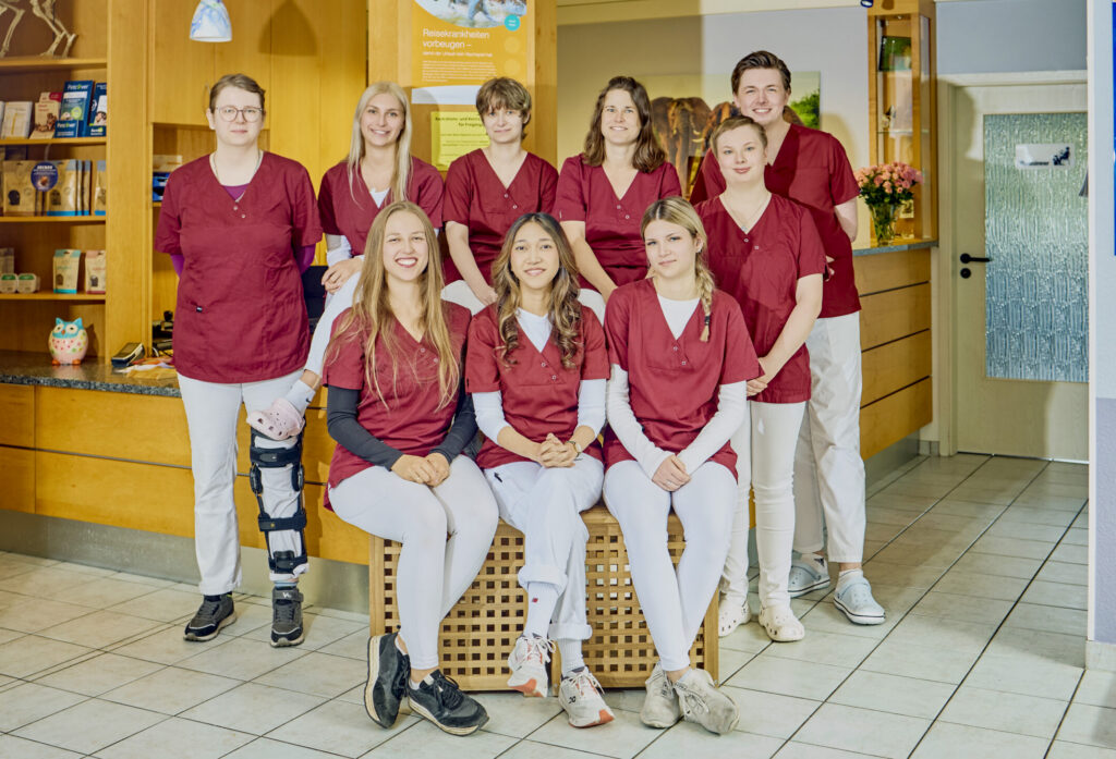 11-Teambild-TFAs-Kleintierpraxis-am-Hirschgraben-Köln Teambild der 9 Helferinnen