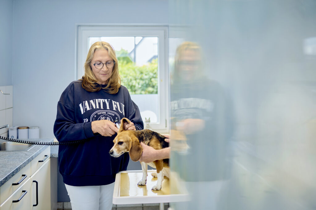 2026-05-15-Koeln-Kleintierpraxis-am-Hirschgraben-Hirschgraben-11-offenblende-SB-0002 Tierärztin untersucht Hund