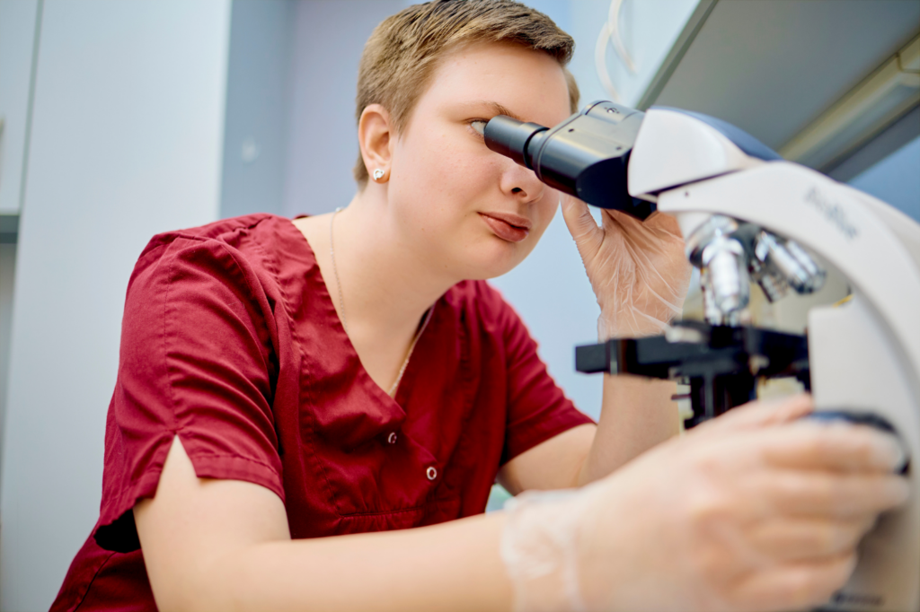 24-Labordiagnostik-Kleintierpraxis-am-Hirschgraben TFA schaut durch ein Mikroskop