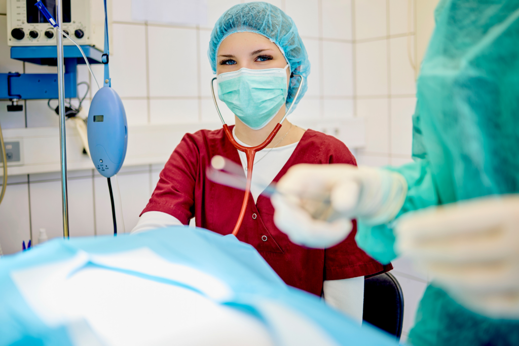 41-TFA-im-OP-Kleintierpraxis-am-Hirschgraben-Köln TFA mit Haarschutz und OP-Maske im OP